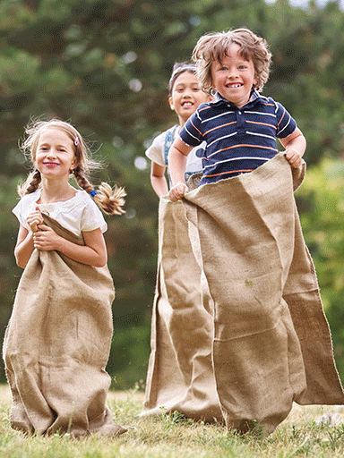 Crianças fazem várias gincanas divertidas