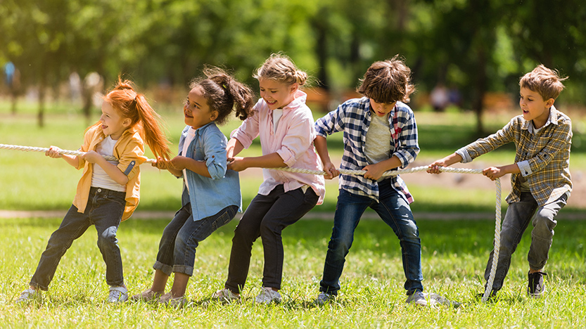 Crianças fazem várias gincanas divertidas