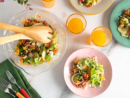Salada fresca, colorida e simples de fazer acompanhada com Um Bongo