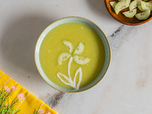 Sopa verde com iogurte super cremosa