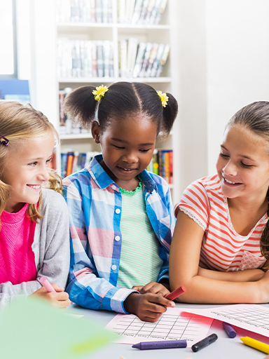 Três meninas brincam ao jogo do stop