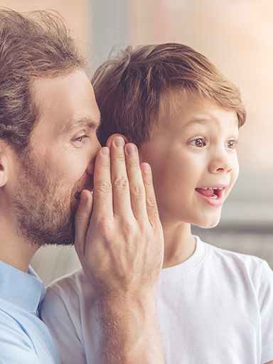Pai e filho brincam ao telefone estragado