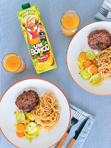 Hamburger de vaca com massa e legumes
