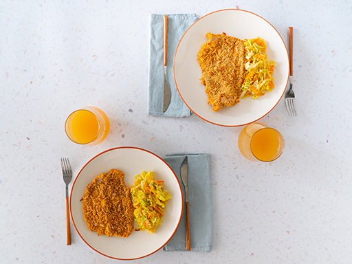 Bifes de peru crocantes com couve salteada