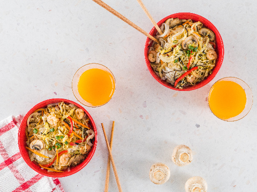 Taça de noodles acompanhada por um pacotinho de Um Bongo
