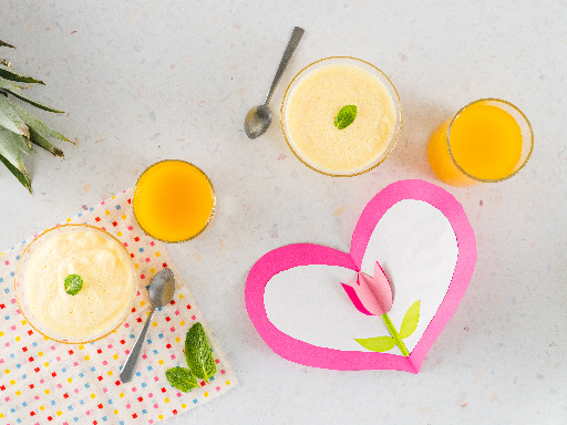 Mousse de Ananás acompanhada por um pacotinho de Um Bongo