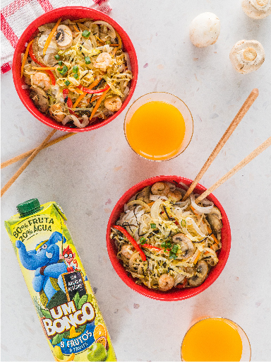 Taça de noodles acompanhada por um pacotinho de Um Bongo