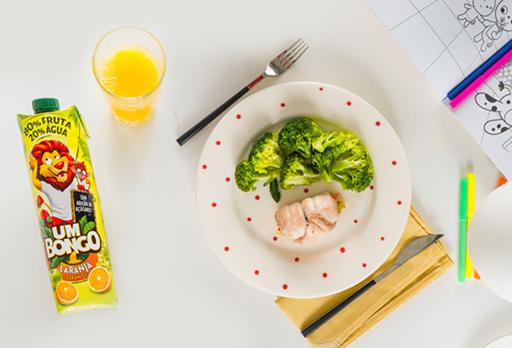 Um prato com rolinhos de linguado recheado com legumes acompanhado por Um Bongo