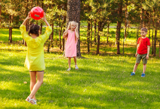 Crianças a brincar com uma bola