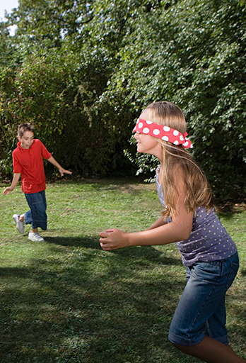 Grupo de Crianças a brincar ao ar livre