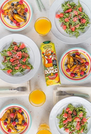 Salada de queijo Parmesão com rúcula e melancia, seguido de frutas com chocolate e Um Bongo