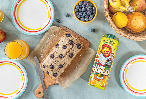 Pão de aveia,sementes e mirtilos acompanhado com Um Bongo